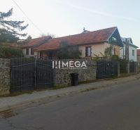 Családi ház a Humenné Kudlovská utcáján kőkerítéssel és piros tetővel.