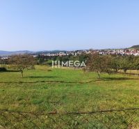 Építési telek Humennéban, kilátással a városi panorámára és a zöldövezetre.
