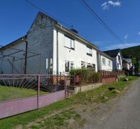 Családi ház a Hažín nad Cirochou utcában kerttel és kapuval.