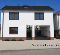 Családi ház Hažín nad Cirochou-ban, a Hažín nad Cirochou utcában, kapuval az udvaron.