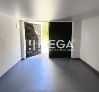 Tágas szoba nyitott ajtókkal, bejárat egy 4 szobás lakásból, világos fal.