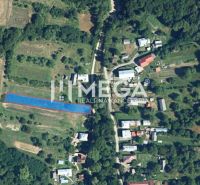 Légi felvétel a Vyšné Ladičkovce-i lakóterületekről, amelyeket mezők és erdők vesznek körül.