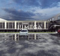 Kereskedelmi helyiségek a Humenné-i Poľná utcán, parkolóval az épület előtt.