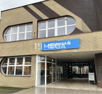 A Stropkovi Fő utcán található irodák külső része, ahol a dominánsak az íves ablakok.