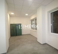 Üzlethelyiségek csempével, nagy ablakokkal és világos mennyezettel.