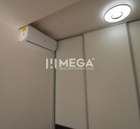 Légkondicionálás és világítás egy kétszobás lakásban fehér tolóajtókkal.