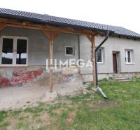 Pakostovi rodinný ház szigetelés nélküli homlokzattal és gerendás verandával a Pakostov utcában.
