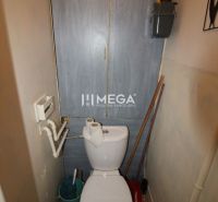 2 szobás lakás fa dekorációval ellátott WC-vel, alapvető felszereltséggel.