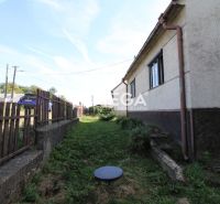 Családi ház a Volica utcában, Volica, gyepes udvarral és fakerítéssel.