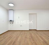 Tágas szoba fa dekor padlóval és szerelt fűtőtesttel egy kétszobás lakásban.
