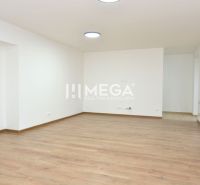 Tágas szoba fa dekor padlóval egy kétszobás lakásban.