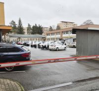 Irodák előtti parkoló a november 26. utcában, Humennéban, sorompóval és autókkal.