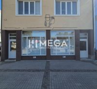 Kereskedelmi helyiségek a Szabadság téren, Homonnán, kirakattal és bejárati ajtóval a földszinten.