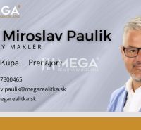 Ingatlanügynök névjegykártyája elérhetőségi adatokkal és az iroda logójával.