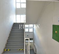 Lépcső a gyártóterületen ablakokon keresztüli megvilágítással.
