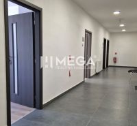 Folyosó több irodával, csempével és nyitott ajtókkal az irodákban.