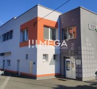 Irodaház a Lipová utcában, Homonnán, tiszta homlokzattal és parkolóval.