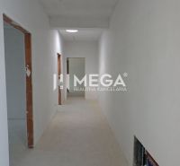 Folyosó egy családi házban befejezetlen ajtókkal és vakolatlan fallal.