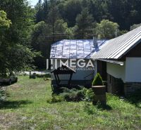 Kolbasovban, a Kolbasov utcában található családi ház zölddel és gyepesített területtel körülvéve.