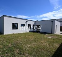 Családi ház Homonnán, a Gesztenye utcában, füves kerttel és autóval az udvaron.