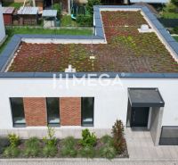 Családi ház a Humenné Gesztenye utcában extenzív zöldtetővel és parkolóhellyel.