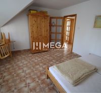 Hálószoba családi házban fa bútorokkal és csempével.