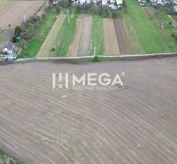Mezőgazdasági táj Jasenovban, kilátással a falura és különleges ingatlanokra.