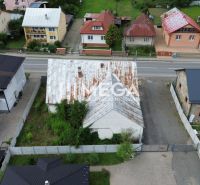Kilátás a Békesség utcai épületekre Stakčínen, amelyeket zöldövezet vesz körül, alkalmas kereskedelmi helyiségek számára.