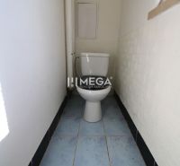 Fürdőszoba egy háromszobás lakásban WC-vel és kék csempével.