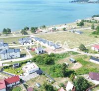 Légi felvétel a telkekről - lakóhely Klokočovban, kilátással a tóra.