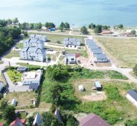 Légi felvétel a telkekről - lakóövezet Klokočovban, víz és erdők közelében.
