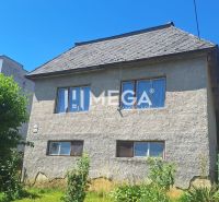 Családi ház a Jesenského utcában, Sninán, zölddel és fákkal körülvéve.