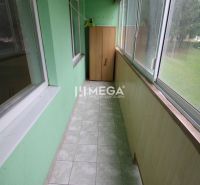 Üvegezett loggia csempével és tárolószekrénnyel egy 3 szobás lakásban.