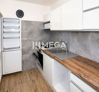 Konyha egy 3 szobás lakásban fa dekor padlóval és modern készülékekkel.