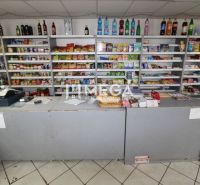 Élelmiszerbolt pulttal és polcokkal családi házban, különféle eladó termékek.