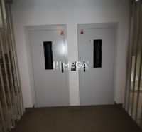 Két lift a Palárikova utcai lakóházban, Sninában.