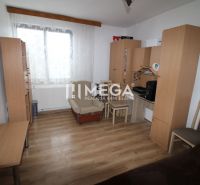 Szoba fa dekorációval, bútorokkal, székkel és asztallal egy családi házban.