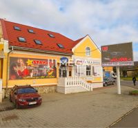 Épület hirdetésekkel a Humenné-i Állomás utcában, az irodák mellett.