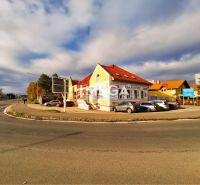 Az Eperjesi utcai épület Homonnán irodáknak ad otthont, az épület előtt parkoló található.