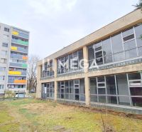 Az épület az Eperjesi utcán Humennéban, régebbi üvegezéssel a panelház mellett.