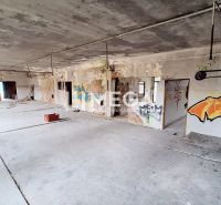 Elhagyatott épület belső tér graffiti-vel és nyers betonpadlóval.