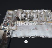 Virtuális tér ábrázolása egy 346 m²-es területen egy épületben, amelynek falain graffiti található.