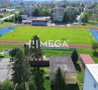 A Tyršova utcai atlétikai stadion és környéke Homonnán, kilátással a környező épületekre.