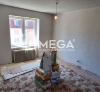Üres szoba egy kétszobás lakásban felújítási anyagokkal.