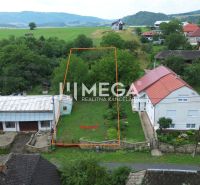 Telek Oľšinkovóban lakhatásra alkalmas, zöldövezet veszi körül és közeli házak találhatók.