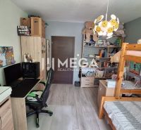 Gyerekszoba emeletes ággyal, íróasztallal és polcokkal egy háromszobás lakásban.