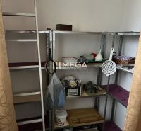 Háztartási cikkek polcai egy családi házban, fa dekor padlóval.