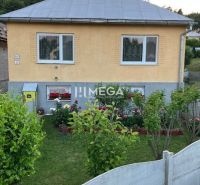 Családi ház a Jesenského utcában, Szinnán, szépen rendezett kerttel és virágokkal.