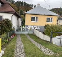 Családi ház a Jesenský utcában, Szinna városában, gyeppel és kerttel.