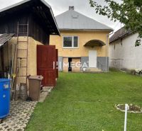 Családi ház a Jesenského utcában, Sninán, zöld gyep és tartozékok.